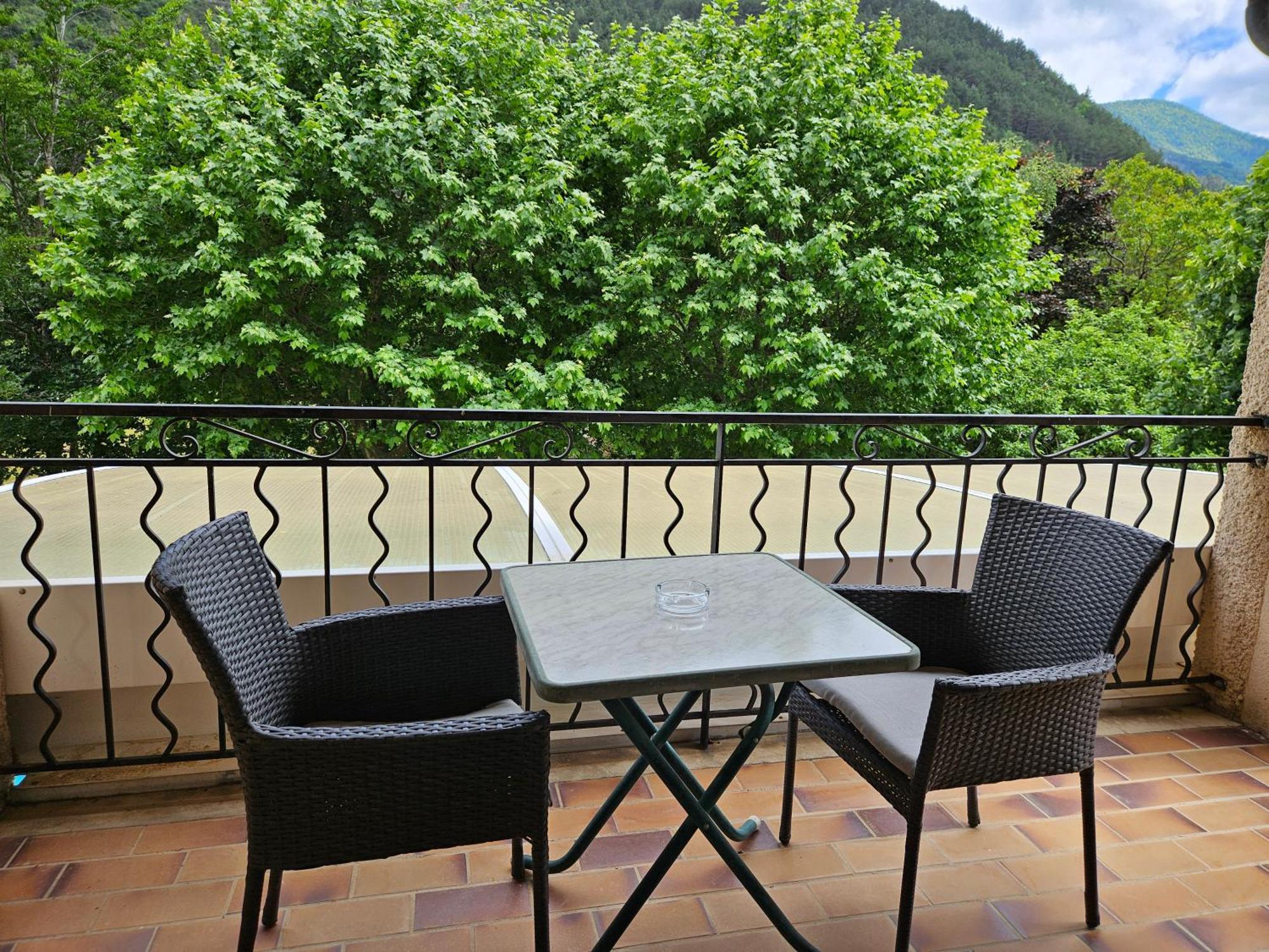Hotel Le Mont Barral Creyers Exterior photo